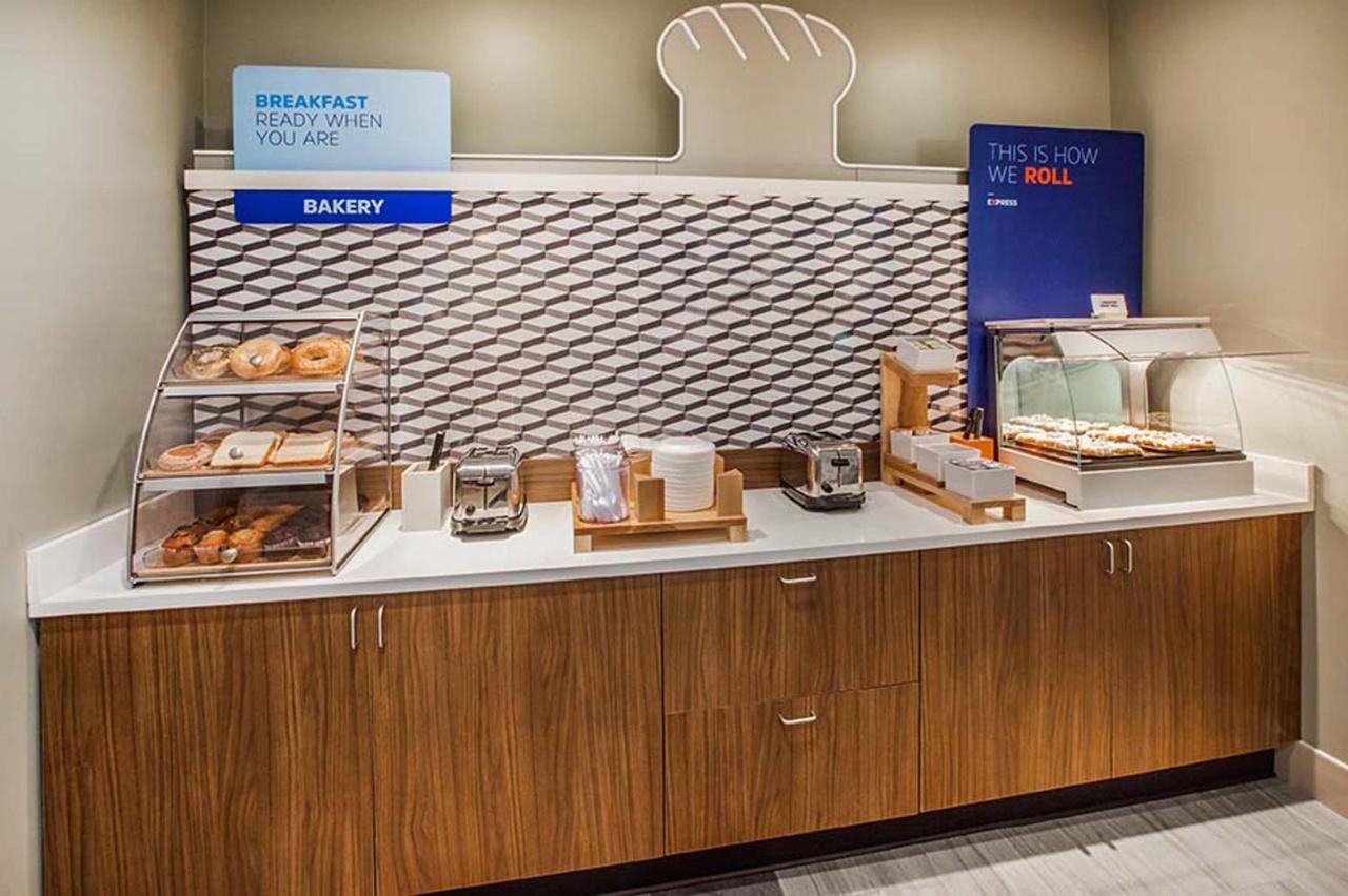 Holiday Inn Express Hotel And Suites Lincoln Airport By Ihg Exteriér fotografie